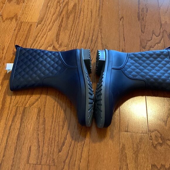 Size 8.5 navy blue rubber boots.  NWOT - Picture 3 of 9